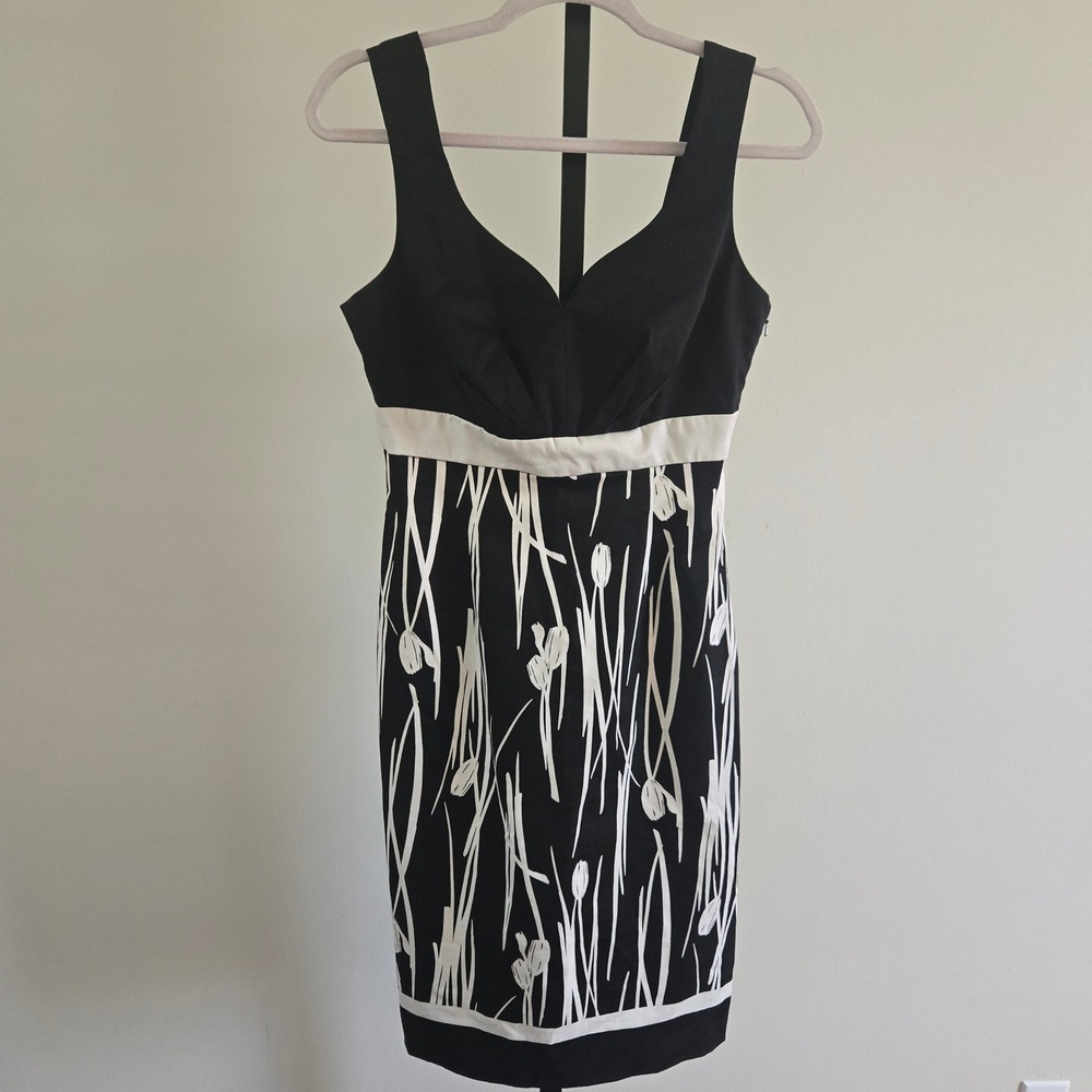 White House Black Market Floral Sheath Dress Black White 4 V-Neck Knee-Length